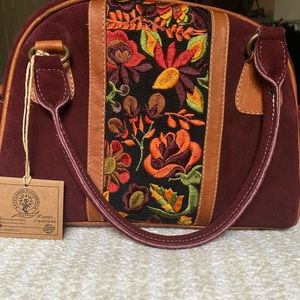 NWT Vintage velvet embroidery shoulder bag .